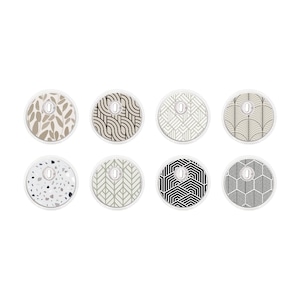 Könnte beinhalten: Acht runde Aufkleber mit verschiedenen geometrischen Mustern in Schwarz, Weiß und Beige. Die Aufkleber haben einen weißen Rand und ein kleines Loch in der Mitte.