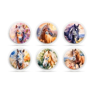 Può includere: Sei adesivi rotondi colorati con diversi disegni di cavalli. Ogni adesivo ha uno sfondo bianco con un'illustrazione di cavallo colorata. I cavalli sono tutti di colori diversi e hanno diverse marcature. Gli adesivi sono perfetti per aggiungere un tocco di personalità ai tuoi effetti personali.
