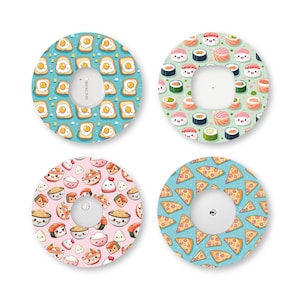 Puede incluir: Cuatro parches adhesivos circulares para sensores médicos, cada uno con un patrón distinto: huevos fritos sobre tostadas, surtido de sushi, varios cuencos de arroz japoneses y porciones de pizza de pepperoni, en un diseño de dibujos animados.