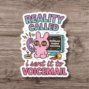 Może przedstawiać: Naklejka z różowym królikiem trzymającym fioletowy telefon z napisem "REALITY CALLED i sent it to VOICEMAIL." Królik ma smutny wyraz twarzy i znajduje się obok ekranu komputera z napisem "Reality.exe stopped responding."