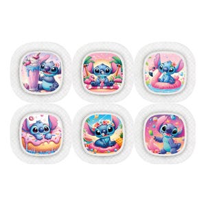 Op de afbeelding: Zes kleurrijke patches met het personage Stitch in verschillende tropische scènes. Elke patch toont Stitch met verschillende accessoires, zoals een milkshake, een drankje, een flamingo-drijver, een donut, een bloemenkrans en een tropische achtergrond.