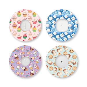 Puede incluir: Cuatro parches adhesivos circulares para sensores médicos, cada uno con un patrón distinto: rosa con cupcakes, azul con nubes y malvaviscos sonrientes, morado con helados y azul claro con galletas de chispas de chocolate.