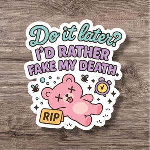 Op de afbeelding: Een sticker met de tekst "Do it later? I'd rather fake my death." De sticker toont een roze teddybeer met kruisogen en een uitgestoken tong, samen met een "RIP" grafsteen. Andere elementen zijn een klok en kleine insecten.