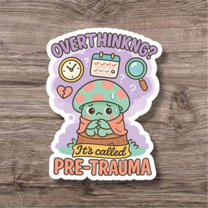 Puede incluir: Una pegatina con un personaje de dibujos animados de un hongo con una expresión preocupada, rodeado de iconos como un reloj, un calendario y una lupa. El texto dice: "OVERTHINKING? It's called PRE-TRAUMA."