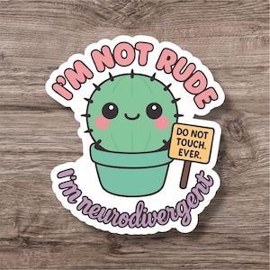 Op de afbeelding: Een sticker met een cartoon cactus in een turquoise pot. De tekst luidt: "Ik ben niet onbeleefd, ik ben neurodivergent." De cactus heeft een lachend gezicht, roze wangen en een bordje met "Niet aanraken. Nooit."