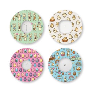 Puede incluir: Cuatro parches adhesivos circulares para dispositivos médicos, cada uno con patrones distintos: verde claro con conejitos, blanco con pollitos amarillos, rosa con huevos de Pascua coloridos y azul claro con varios iconos primaverales.