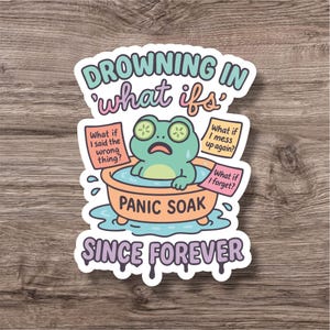 Może przedstawiać: Naklejka z kreskówkową żabą w wannie, z napisami "Drowning in what ifs" i "Panic Soak Since Forever". Żaba ma plasterki ogórka na oczach i dymki.