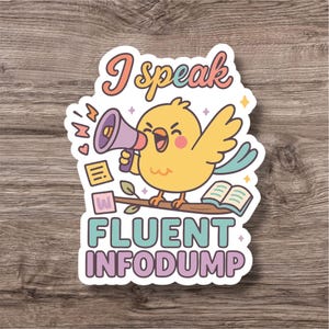 Könnte beinhalten: Ein farbenfroher Aufkleber mit einem gelben Cartoon-Vogel, der ein Megaphon hält. Der Aufkleber trägt die Aufschrift "I speak fluent infodump". Der Vogel sitzt auf einem Ast mit einem offenen Buch und anderen Symbolen.