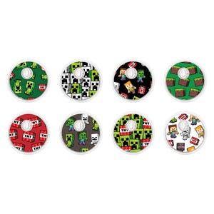 Puede incluir: Ocho pegatinas redondas con diferentes diseños de Minecraft. Los diseños incluyen creepers verdes, bloques TNT y un personaje sosteniendo una espada. Las pegatinas son blancas con un borde transparente.