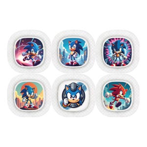 Op de afbeelding: Zes vierkante patches met het personage Sonic the Hedgehog in verschillende actieposes. Elke patch heeft een witte rand en een andere achtergrond, waaronder stadsgezichten en dynamische effecten. De patches tonen Sonic's blauwe en rode kleurenschema.