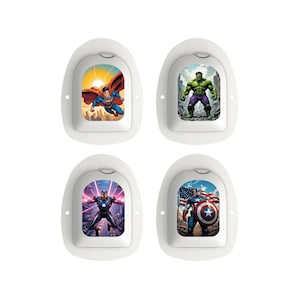 Può includere: Quattro coperture bianche per dispositivi medici con grafiche di supereroi. Le coperture raffigurano Superman, Hulk, Iron Man e Capitan America. Ogni copertura ha una forma rettangolare arrotondata con un piccolo punto bianco sul lato.