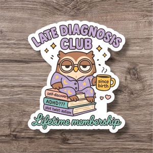 Könnte beinhalten: Ein Aufkleber mit einer Cartoon-Eule mit Brille und Pyjama, die eine Tasse mit der Aufschrift "since birth" hält. Die Eule sitzt auf Büchern mit den Aufschriften "self-discovery", "ADHD???" und "plot twist: autism". Der Aufkleber trägt die Aufschrift "Late Diagnosis Club" und "Lifetime membership".