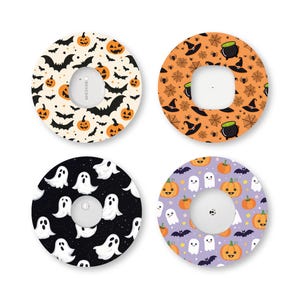 Peut inclure: Quatre patchs adhésifs circulaires pour capteurs médicaux avec des motifs d'Halloween. Un avec des citrouilles orange et des chauves-souris noires sur fond crème, des chapeaux de sorcière sur orange, des fantômes blancs sur noir et des citrouilles sur violet.