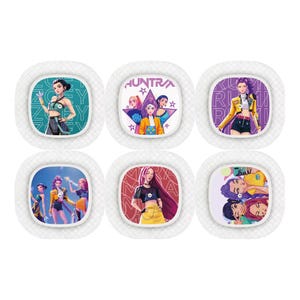 Pode incluir: Seis autocolantes quadrados com ilustrações de figuras femininas estilizadas. Cada autocolante apresenta um design diferente, com cores vibrantes e poses dinâmicas. Alguns autocolantes incluem o texto "AUNTRA" e outros textos estilizados.