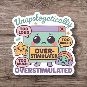 Może przedstawiać: Kolorowa naklejka z napisem "Unapologetically Overstimulated". Projekt przedstawia okno komputera z kreskówki ze smutnymi oczami, dymki z napisami "Too Loud" i "Too Bright" oraz gwiazdkę i tęczę ze smutnymi twarzami.