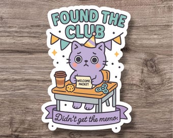 Puede incluir: Una pegatina con un gato morado triste con un gorro de fiesta, sentado en un escritorio. El texto dice "FOUND THE CLUB" y "Didn't get the memo". Una taza de café, una galleta y un fidget spinner están en el escritorio.