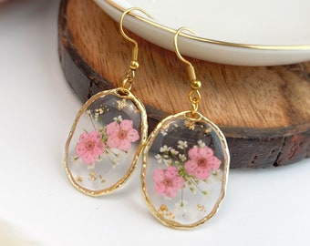 Pendientes de resina con flor nomeolvides dorada: flores prensadas colgantes