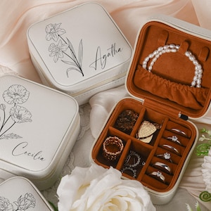 Bridesmaid Jewelry box Gift,Engraved Leather Jewelry box,Bridesmaid gifts,Personalized travel jewelry box,Leather Jewelry Travel Box