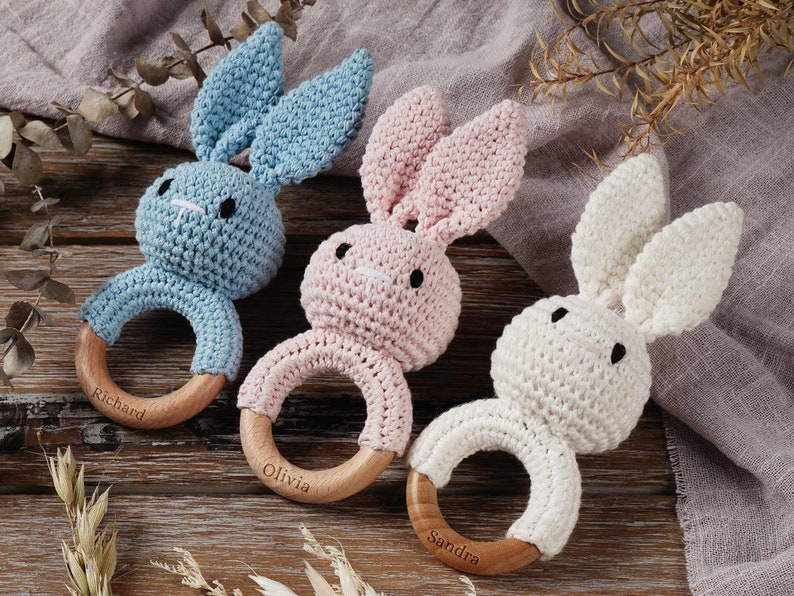 Sonagli per bambini con animali in legno personalizzati, giocattoli con sonagli per bambini personalizzati, regali per la doccia per bambini, sonagli per animali all'uncinetto, regali per neonati, giocattoli per bambini immagine 7