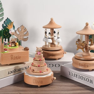 Personalisierte Holz Karussell Spieluhr, Musik Karussell, Spieluhr mit Namen, Jubiläumsgeschenk, Kinder Geschenk,Holz Spieluhr Geschenk Bild 1