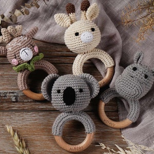 Sonagli per bambini con animali in legno personalizzati, giocattoli con sonagli per bambini personalizzati, regali per la doccia per bambini, sonagli per animali all'uncinetto, regali per neonati, giocattoli per bambini immagine 4