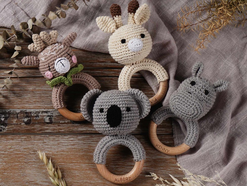 Sonagli per bambini con animali in legno personalizzati, giocattoli con sonagli per bambini personalizzati, regali per la doccia per bambini, sonagli per animali all'uncinetto, regali per neonati, giocattoli per bambini immagine 4