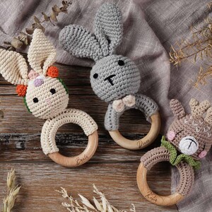 Sonagli per bambini con animali in legno personalizzati, giocattoli con sonagli per bambini personalizzati, regali per la doccia per bambini, sonagli per animali all'uncinetto, regali per neonati, giocattoli per bambini immagine 3