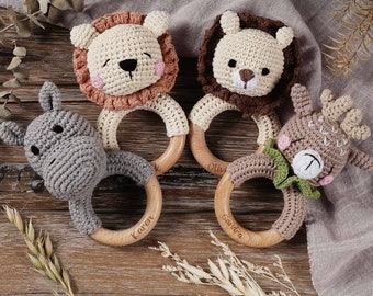 Sonagli per bambini con animali in legno personalizzati, giocattoli con sonagli per bambini personalizzati, regali per la doccia per bambini, sonagli per animali all'uncinetto, regali per neonati, giocattoli per bambini