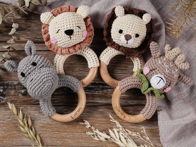 Sonagli per bambini con animali in legno personalizzati, giocattoli con sonagli per bambini personalizzati, regali per la doccia per bambini, sonagli per animali all'uncinetto, regali per neonati, giocattoli per bambini immagine 2