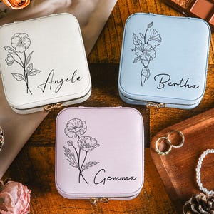 Personalisierte Reise Schmuckschatulle mit Namen, benutzerdefinierte Geburtsblume Schmuck Reise Brautjungfer Box, Vintage Leder Schmuck Reisebox, Geschenk für sie