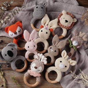 Sonagli per bambini con animali in legno personalizzati, giocattoli con sonagli per bambini personalizzati, regali per la doccia per bambini, sonagli per animali all'uncinetto, regali per neonati, giocattoli per bambini immagine 1