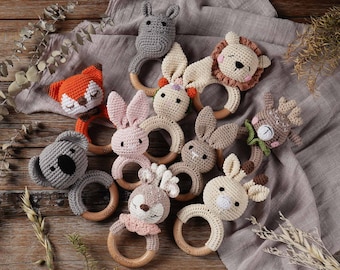 Gepersonaliseerde houten dierenbabyrammelaars, op maat gemaakt babyrammelaarspeelgoed, babyshowercadeaus, gehaakte dierenrammelaars, pasgeboren geschenken, babyspeelgoed