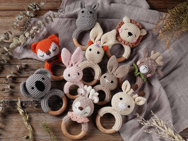 Sonagli per bambini con animali in legno personalizzati, giocattoli con sonagli per bambini personalizzati, regali per la doccia per bambini, sonagli per animali all'uncinetto, regali per neonati, giocattoli per bambini immagine 1