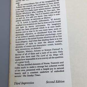 Puede incluir: Una portada de libro vintage de "The Fellowship of the Ring" de J.R.R. Tolkien. La portada es de color blanquecino con texto en negro, incluyendo el t&iacute;tulo, autor, editorial y precio. El libro es una segunda edici&oacute;n, tercera impresi&oacute;n.