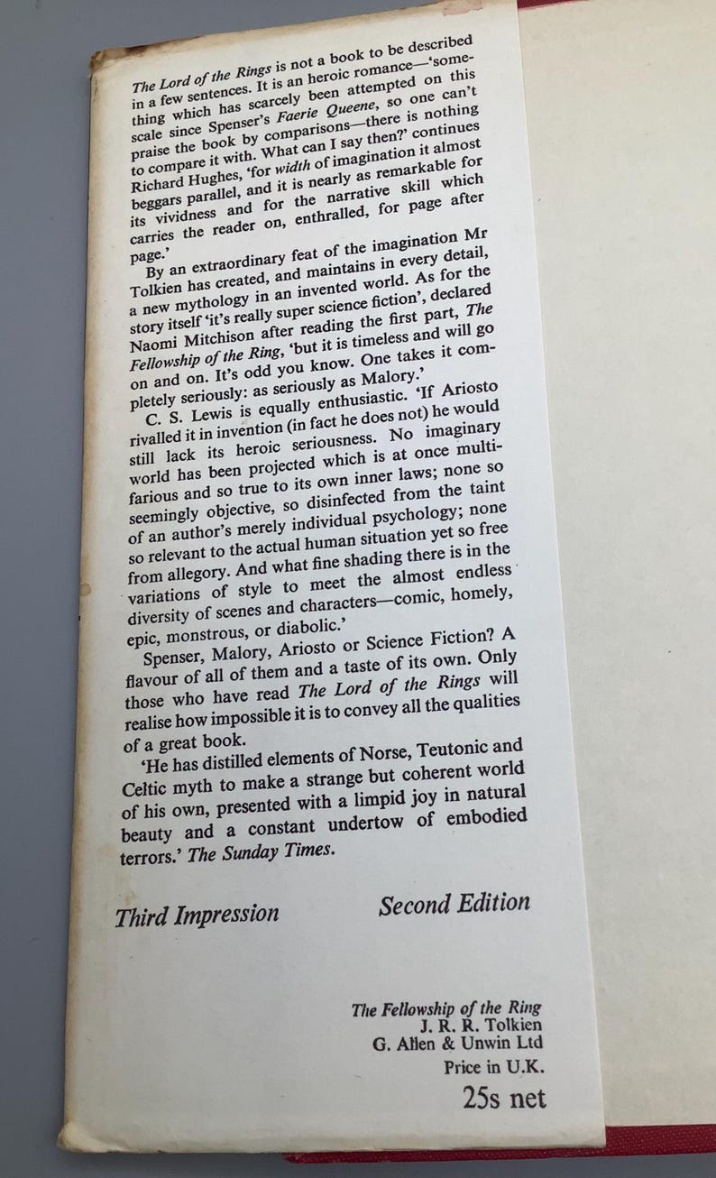 Puede incluir: Una portada de libro vintage de "The Fellowship of the Ring" de J.R.R. Tolkien. La portada es de color blanquecino con texto en negro, incluyendo el t&iacute;tulo, autor, editorial y precio. El libro es una segunda edici&oacute;n, tercera impresi&oacute;n.