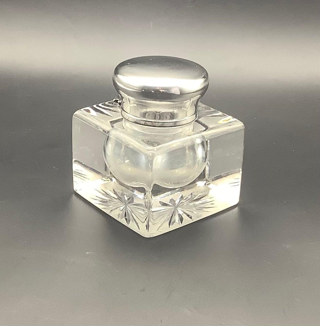 Antik-Silber-Tintenfass Aus Glas – Quadratisch, Kobaltblau, Mit Klappdeckel – Elegantes Schreibzubehör Für Vintage-Liebhaber