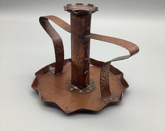 Candelabro de cobre martillado a mano, estilo Arts and Crafts – Atribuido a J. F. Pool de Hayle, Cornualles