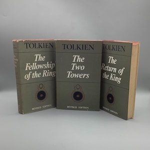 Puede incluir: Tres libros antiguos de J.R.R. Tolkien, con los t&iacute;tulos "La Comunidad del Anillo", "Las Dos Torres" y "El Retorno del Rey". Los libros tienen una cubierta verde con el nombre del autor y el t&iacute;tulo en blanco. Los libros son "Edici&oacute;n Revisada".