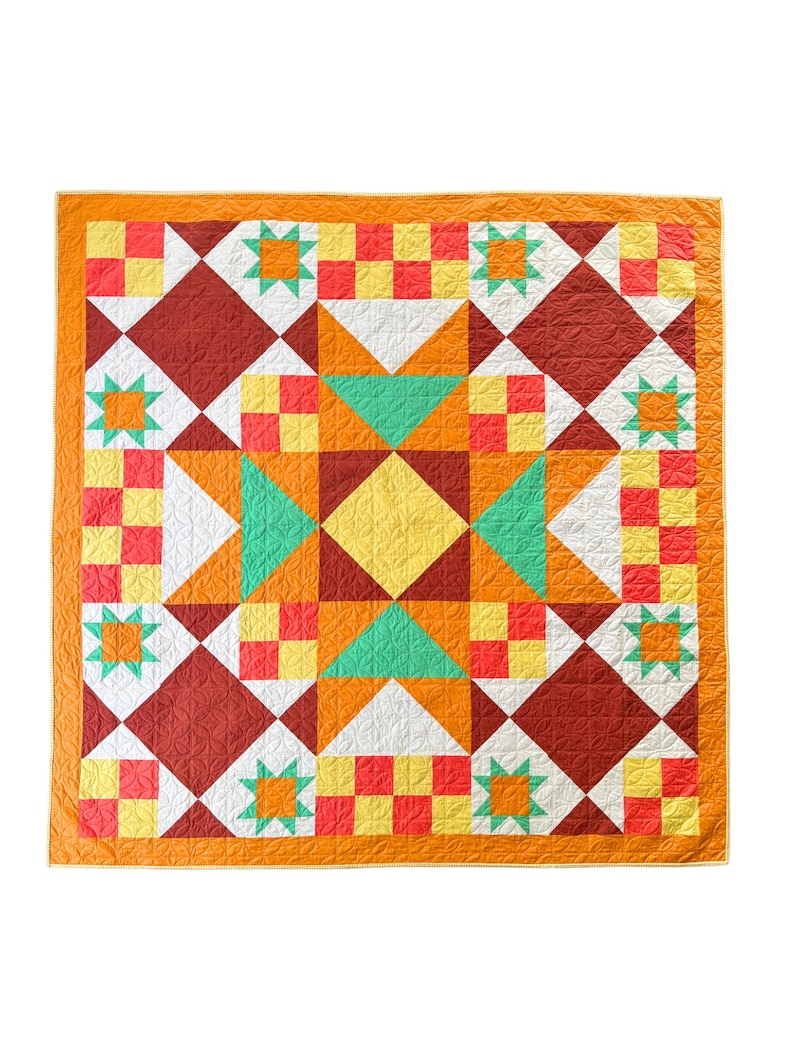 Op de afbeelding: Een kleurrijke quilt met een geometrisch patroon. De quilt heeft een centraal sterrenpatroon in geel, groenblauw en oranje, omgeven door vierkanten en ruiten in verschillende kleuren. De rand is effen oranje. De quilt is machinaal gestikt.