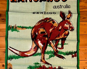 Op de afbeelding: Een groene theedoek met een illustratie van een rode kangoeroe. De tekst "Kangaroo Australia" en "Bendigo" staat op de theedoek gedrukt. De tekst "Mannelijke rode kangoeroe die in heel Australië voorkomt" staat onderaan de theedoek gedrukt.