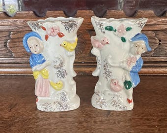 Vintage 1960s 2er Set Mini Vase Porzellan Figur Kolonialstil Mann und Frau mit Vögeln und Blumen // Handgemalt // JAPAN