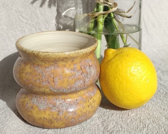 Pot vague pour petite plante  - fait main - grès émaillé jaune - céramique artisanale made in France