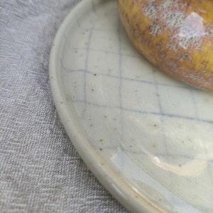 Petite assiette  traits au crayon bleu en grès faite à la main en France céramique réalisée au tour de potier. artisan de France, vaisselle