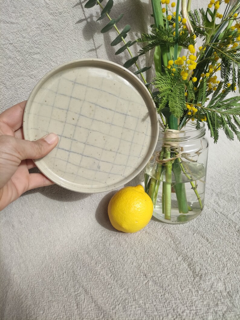 Petite assiette  traits au crayon bleu en grès faite à la main en France céramique réalisée au tour de potier. artisan de France