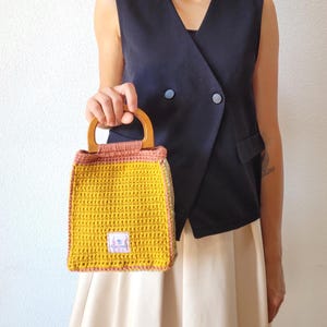 Sac à main jaune moutarde fait main au crochet avec poignée en bois
