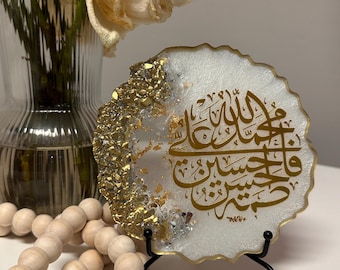 Elegant White Round Coaster with Panjatan Names – Gold Flakes & Crushed Glass | Islamic Home Décor | Spiritual Gift