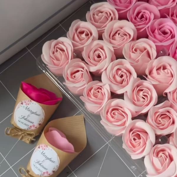 Minis bouquets aimantés avec des roses en savon personnalisés