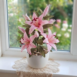 Patrón de ganchillo realista de planta de lirio rosa, planta de interior de lirio tigre gigante, regalo para abuela, mamá, decoración del hogar, amante de la jardinería.