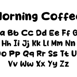 Può includere: Su sfondo bianco, la scritta "Morning Coffee" in lettere nere, grasse e arrotondate. Sotto, l'alfabeto è visualizzato in maiuscolo e minuscolo, anch'esso in nero.