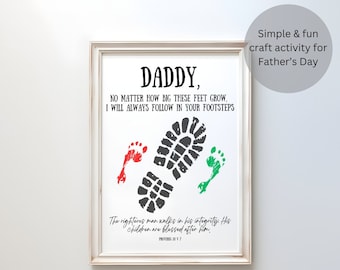 Könnte beinhalten: Ein druckbares Vatertags-Bastelset mit dem Text "Papa, Egal wie groß diese Füße werden, ich werde immer in deinen Fußstapfen wandeln." Das Design enthält einen großen Fußabdruck und zwei kleinere Fußabdrücke, einen roten und einen grünen. Der Text "Der Gerechte wandelt in seiner Rechtschaffenheit: Seine Kinder sind nach ihm gesegnet. Sprichwörter 20:7" ist ebenfalls enthalten.